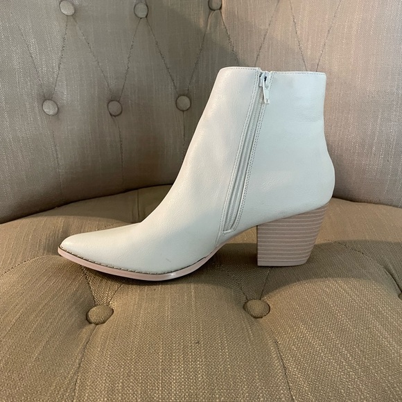 White Lulu’s Spirit Ankle Booties. 7.5 - Picture 3 of 5